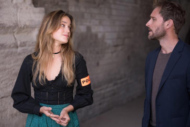 Photo de Constance Gay et François-David Cardonnel prise dans la galerie extérieure de l'amphithéâtre d'Arles